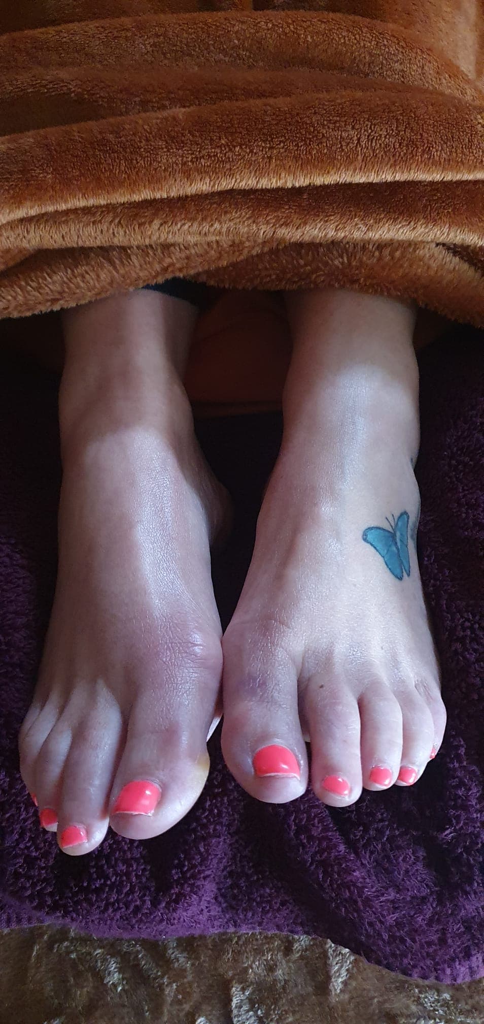 Relaxing reflexology foot treatment